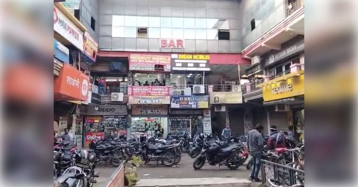 मेरठ के नंदिनी प्लाजा में एप्पल कंपनी का छापा; 8 दुकानों से भारी मात्रा में नकली सामान बरामद