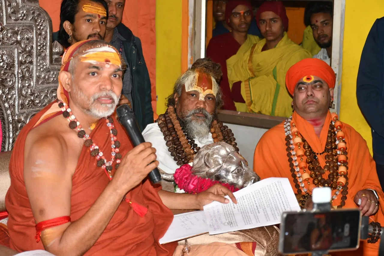 शंकराचार्य का सीधा वार: 'योगी 40 दिन में हिंदू होने का प्रमाण दें, वरना मानेंगे दिखावे के लिए पहना गेरुआ'