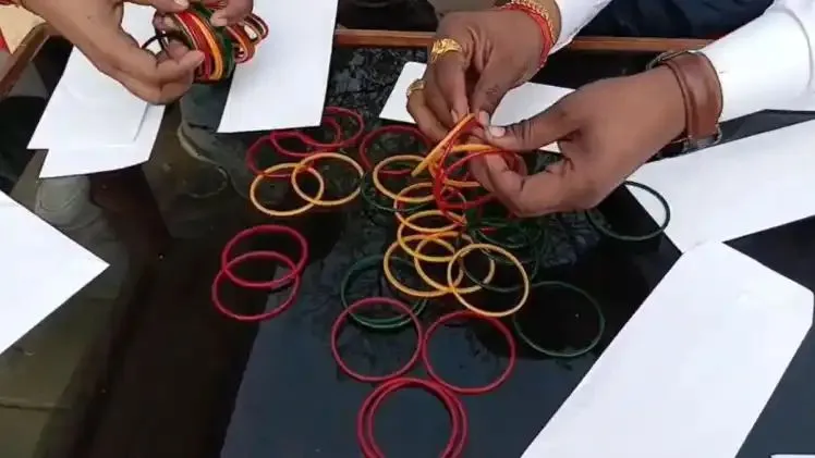 रायबरेली में 'चूड़ियों' के साथ यूजीसी का विरोध! खामोश सांसदों को कूरियर के जरिए भेजी गई चूड़ियां, नियम 3(C) को वापस लेने की मांग