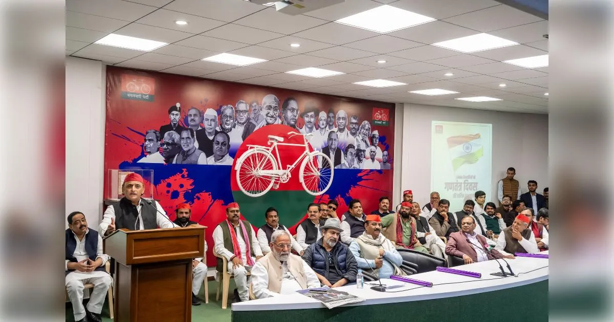 अखिलेश का सीएम योगी पर तीखा वार: 'कुछ लोग नींद से जागकर भी मदहोश रहते हैं', बथुआ बाबा और SIR पर भी साधा निशाना