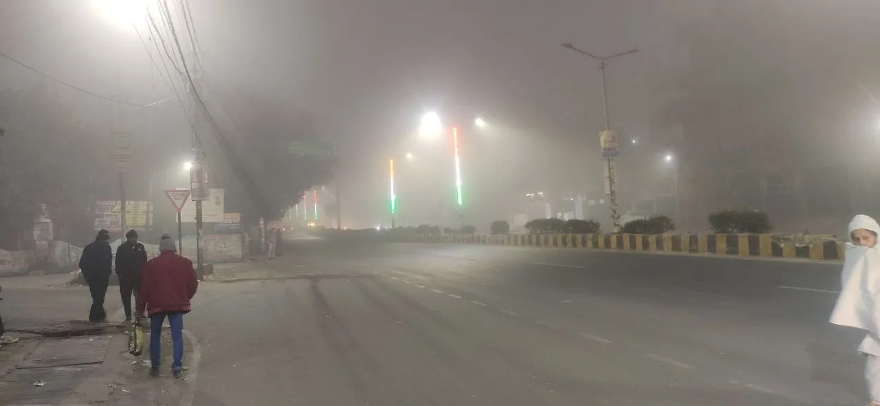मेरठ और पश्चिम उत्तर प्रदेश में कड़ाके की ठंड और घना कोहरा, यातायात प्रभावित, हवा जहरीली