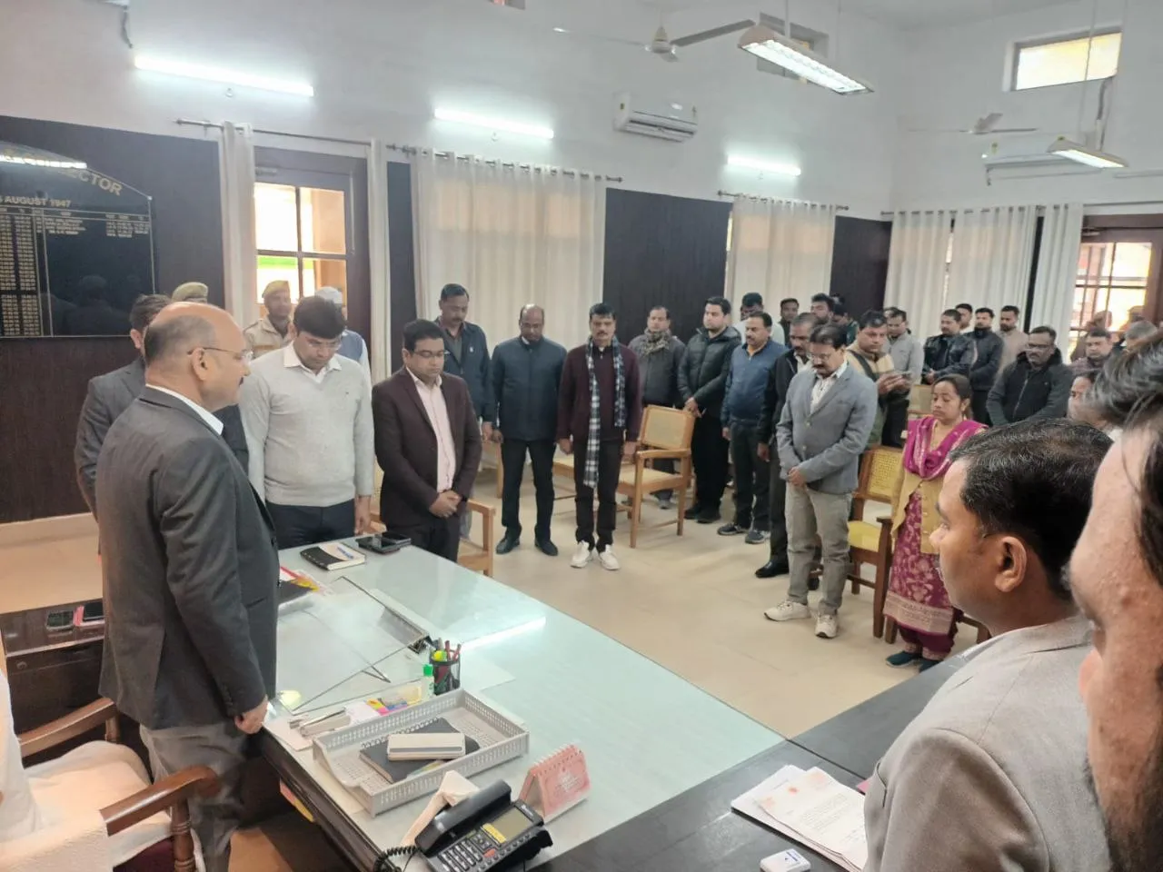 मेरठ कलेक्ट्रेट सभागार में शहीदों की स्मृति में दो मिनट का मौन