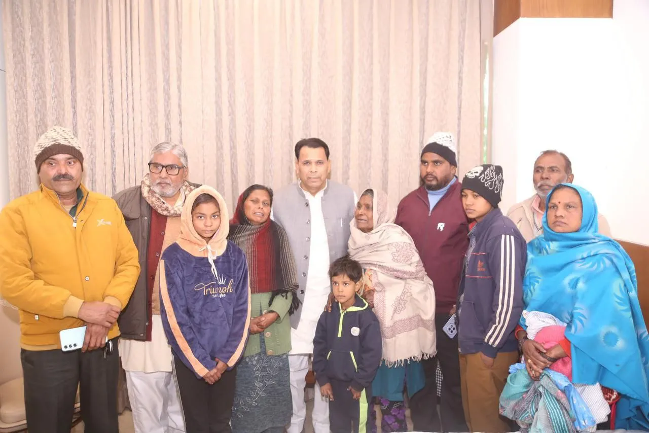 मेरठ: मंत्री नरेंद्र कश्यप ने मृतक सोनू कश्यप के परिवार से की मुलाकात, दी 1 लाख रुपये की मदद