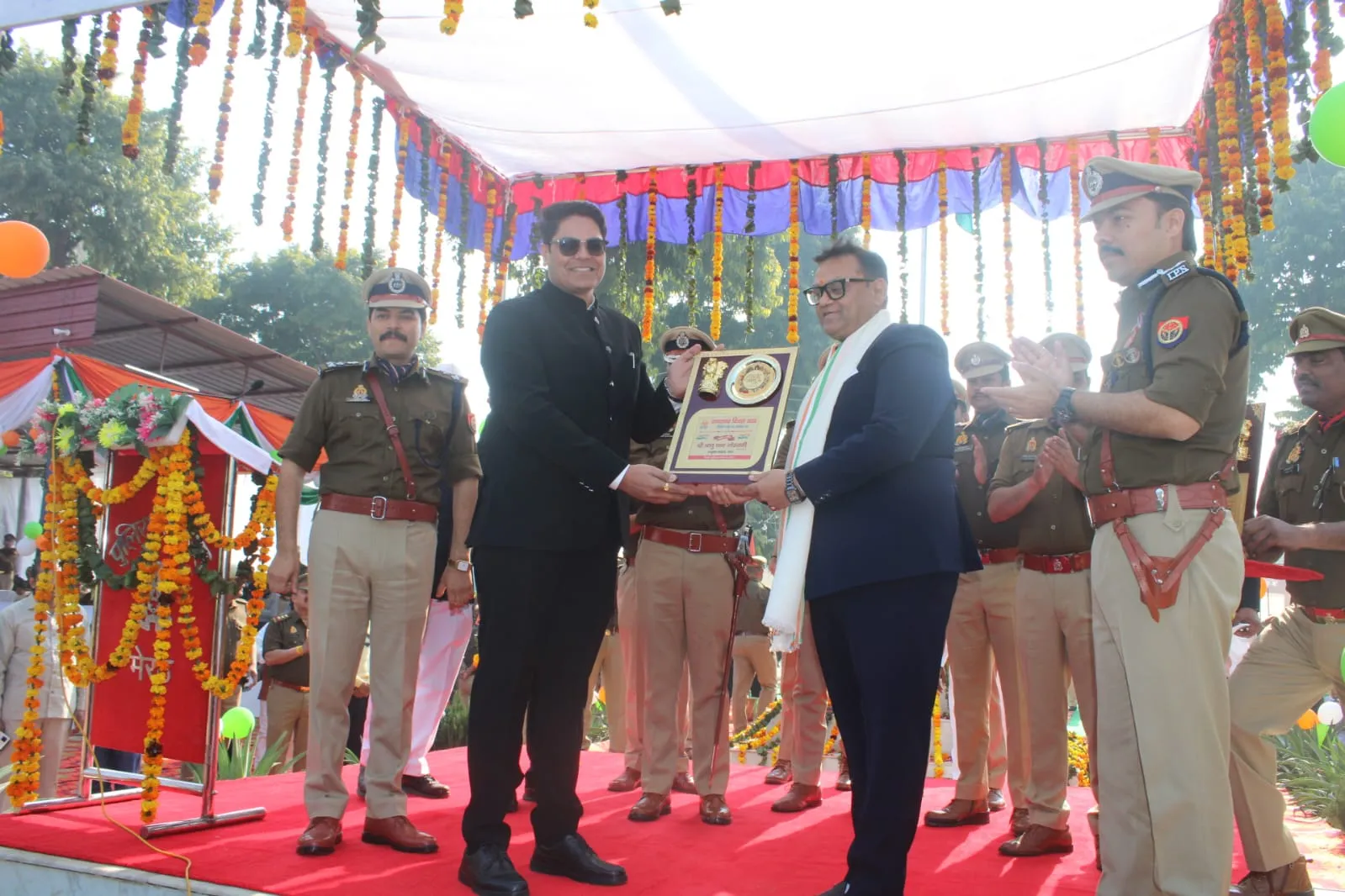 मेरठ: 77वें गणतंत्र दिवस पर पुलिस अधिकारियों/कर्मचारियों को पदक और प्रशंसा चिन्ह से सम्मानित