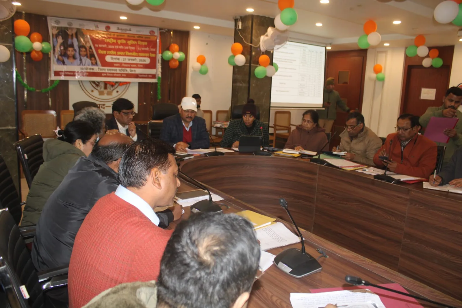 मेरठ: जिलाधिकारी की अध्यक्षता में स्वास्थ्य समिति की बैठक, अस्पताल व्यवस्थाओं और टीबी जांच पर जोर