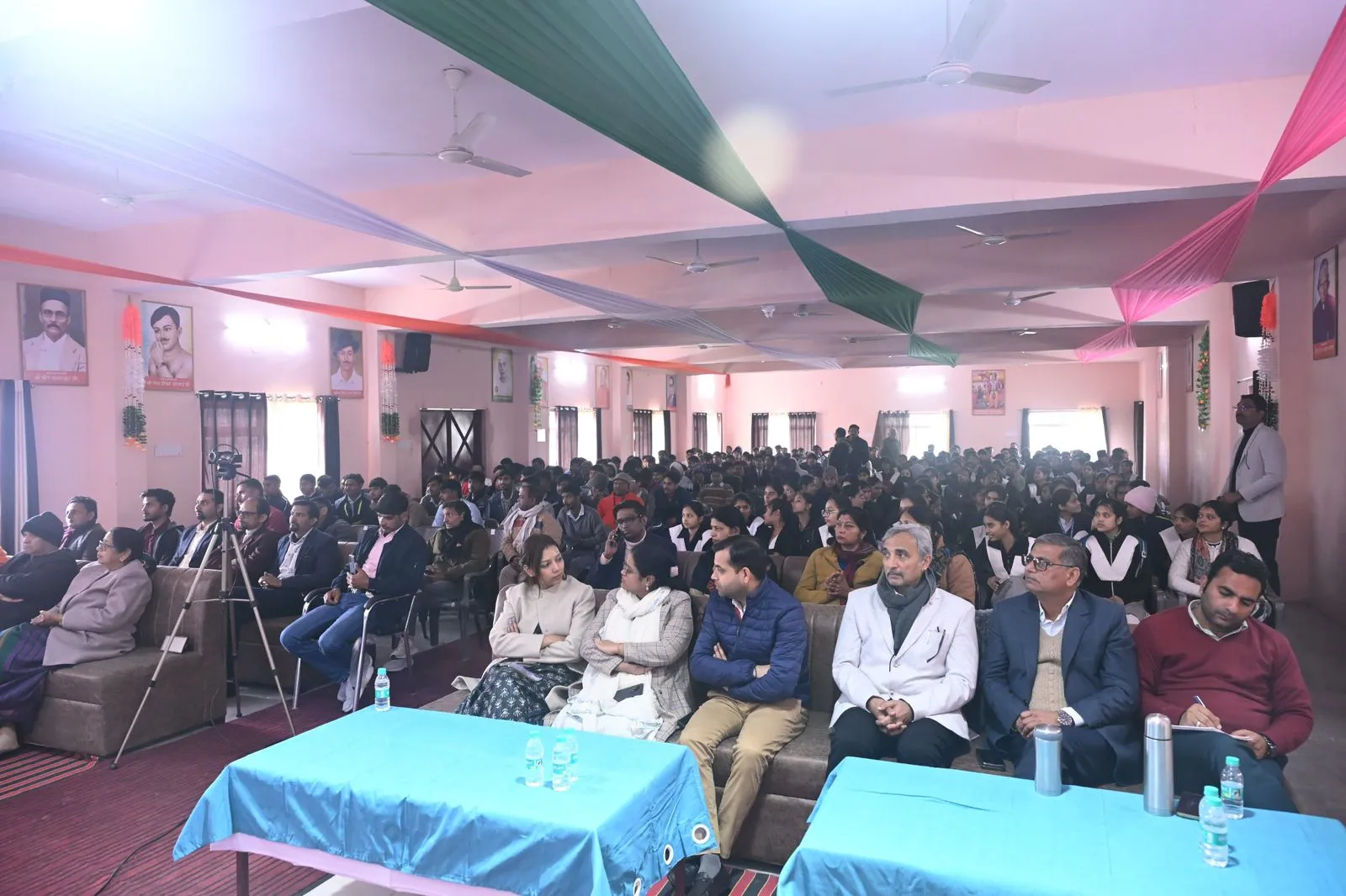 बागपत प्रशासन की पहल: बोर्ड परीक्षा के दौरान विद्यार्थियों की सुरक्षा के लिए आवासीय विद्यालयों में एंटी-सुसाइडल पंखा रॉड्स