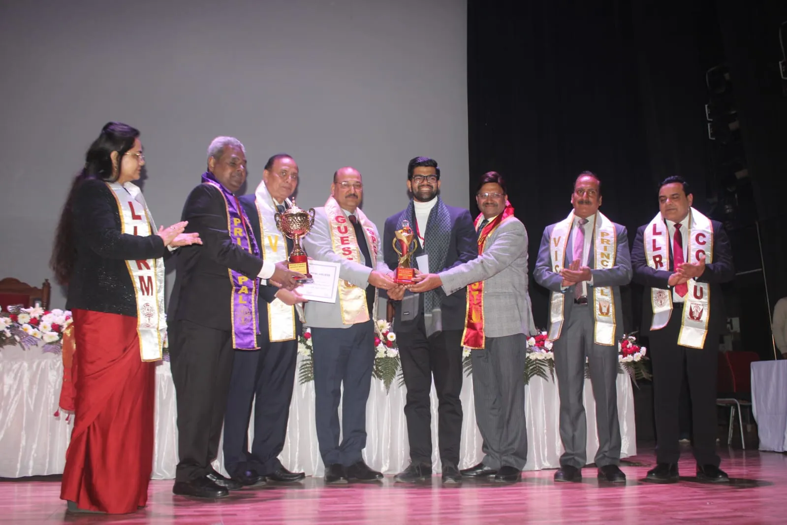 मेरठ: LLRM मेडिकल कॉलेज वार्षिकोत्सव एवं दीक्षान्त समारोह में छात्रों को डिग्री और गोल्ड मेडल प्रदान