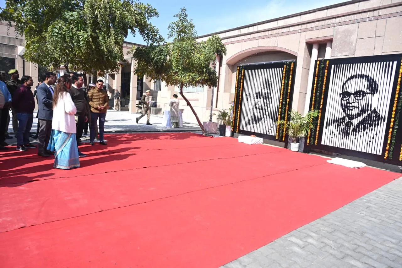 बागपत कलेक्ट्रेट में राष्ट्रपिता महात्मा गांधी एवं बाबा साहब अंबेडकर की भव्य कलात्मक संरचना स्थापित