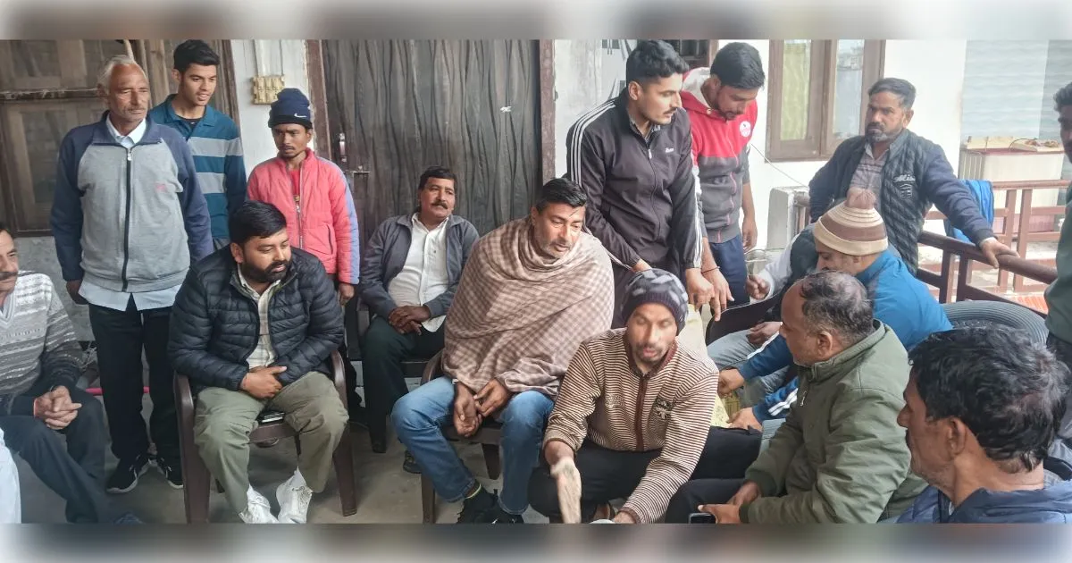 मुजफ्फरनगर में 'नकली' सीमेंट पर बवाल: लिंटर टपकने से किसान का लाखों का नुकसान, ग्रामीणों ने घेरा अल्ट्राटेक का टेक्नीशियन