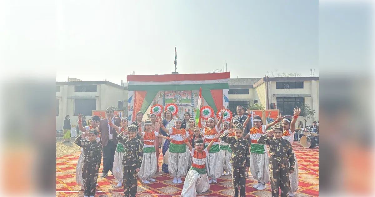 एस. डी. पब्लिक स्कूल में 77वां गणतंत्र दिवस धूमधाम से मना; सांस्कृतिक कार्यक्रमों ने मोहा मन, मेधावी छात्र सम्मानित