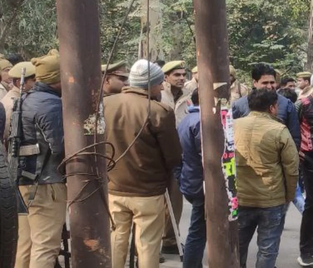 मेरठ: दुष्कर्म पीड़िता की मौत के बाद गांव में तनाव, रास्ते सील, पुलिस फोर्स तैनात