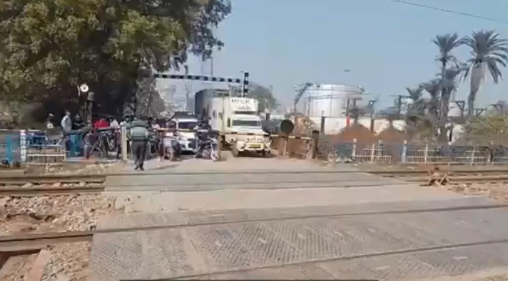 मेरठ में रेलवे ट्रैक पार करते समय महिला की ट्रेन से हुई दर्दनाक मौत