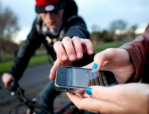 नोएडा में दो अलग घटनाओं में चोरी: कार से iPhone और युवती का मोबाइल फोन छीना गया