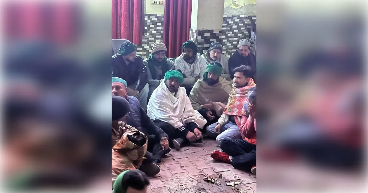 मुज़फ्फरनगर में पुलिस की 'बदसलूकी' पर भड़के टिकैत समर्थक, चौकी पर अलाव जलाकर धरना, एक की हालत बिगड़ी