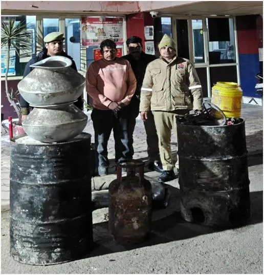 मेरठ में अवैध शराब के खिलाफ बड़ा एक्शन, 100 लीटर कच्ची शराब के साथ तस्कर गिरफ्तार