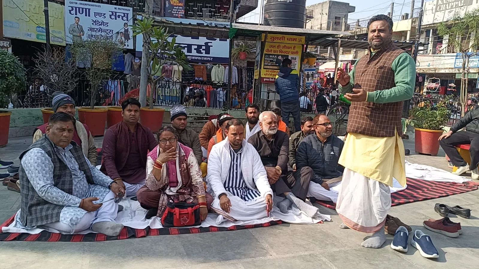 मुजफ्फरनगर: शंकराचार्य के अपमान पर ब्राह्मण और संत समाज में उबाल, कहा- कदमों में पड़कर माफी मांगे योगी