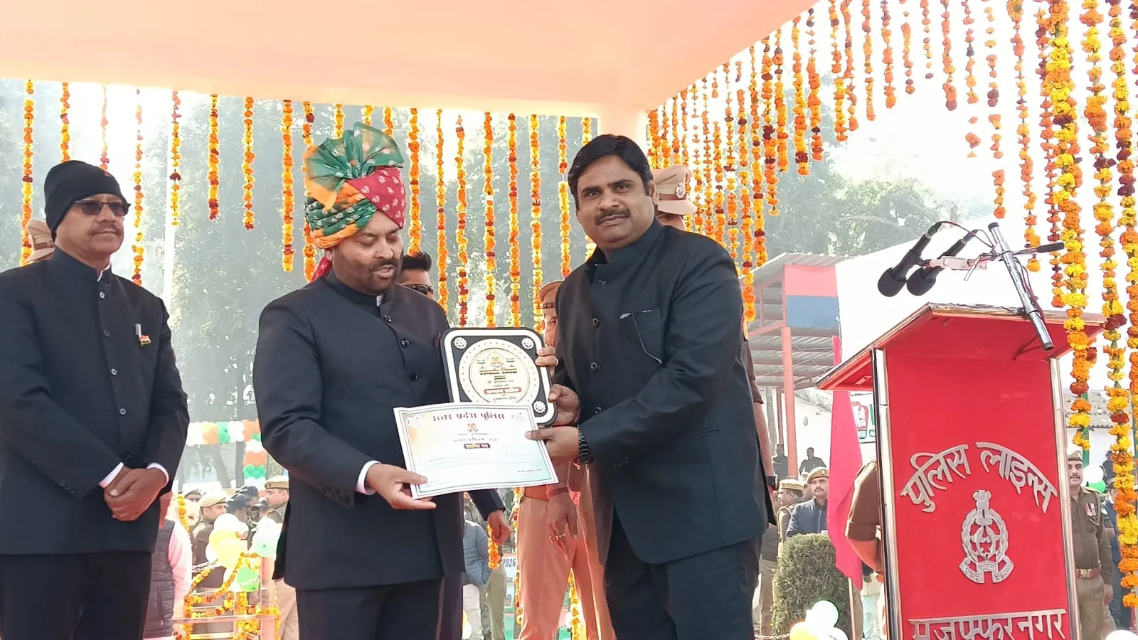 कैबिनेट मंत्री अनिल कुमार ने पुलिस लाइन में गणतंत्र दिवस पर व्यापारी नेता शलभ गुप्ता को सम्मानित किया 