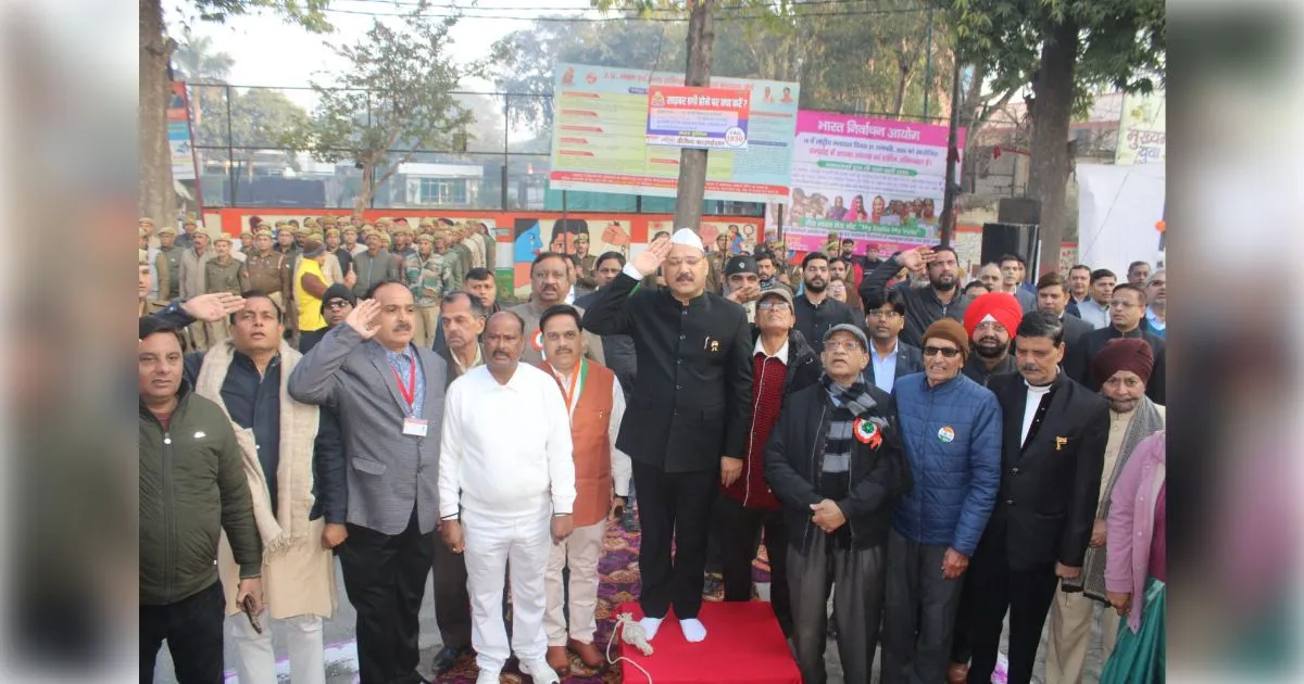 मेरठ में गणतंत्र दिवस की धूम: जिलाधिकारी डॉ. वी.के. सिंह ने शहीद स्मारक पर अर्पित किए पुष्प, कलेक्ट्रेट में गूंजी शहनाई की धुन