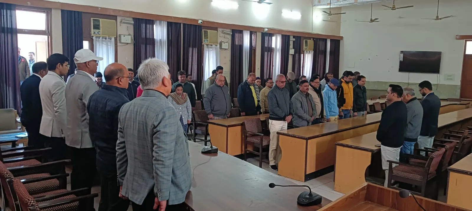 मुजफ्फरनगर में अमर शहीदों को जिला पंचायत सभागार में दी गई श्रद्धांजलि, दो मिनट का मौन रखा गया