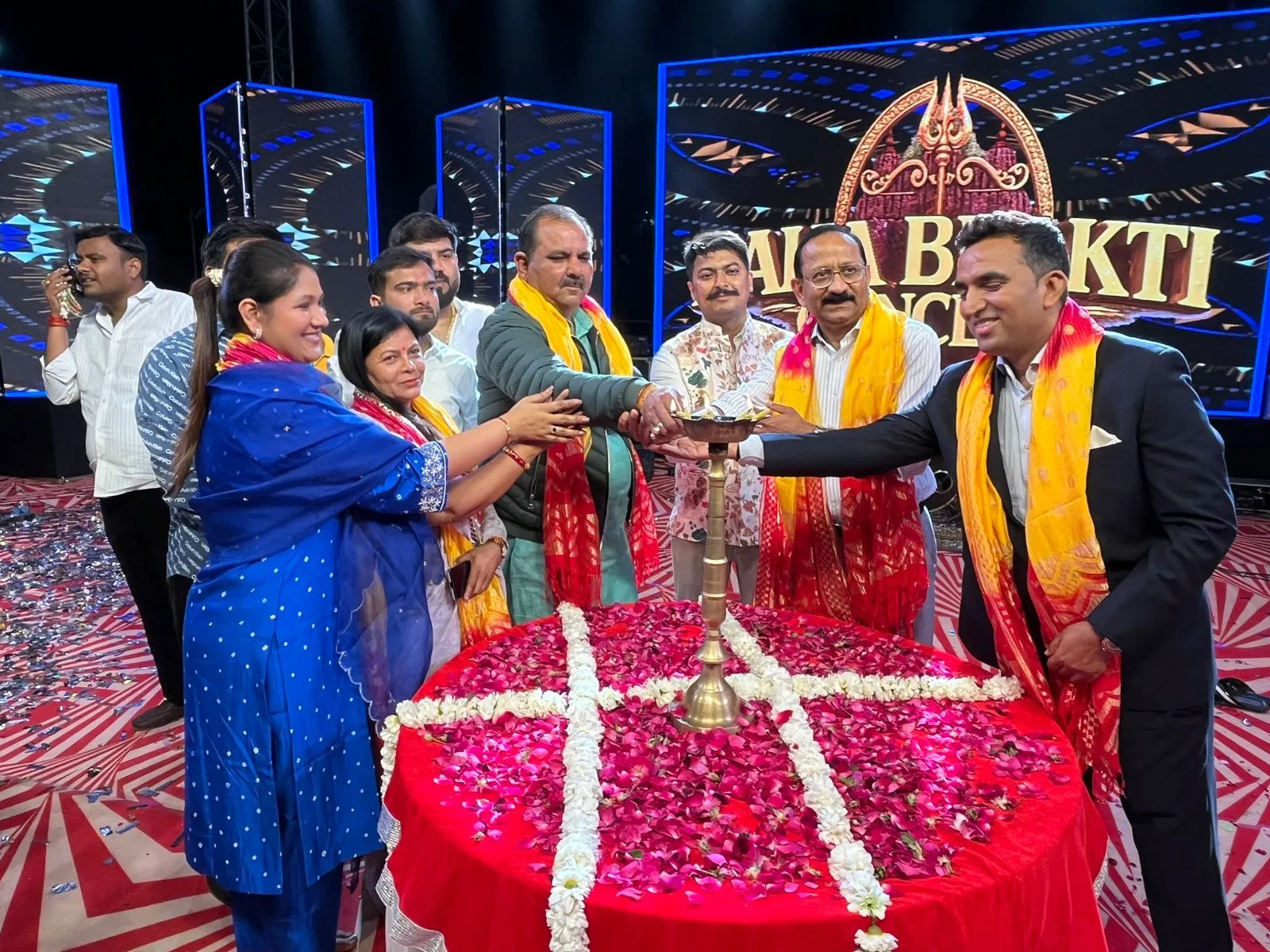 भक्ति रस के रंग में डूबी वीरांगना भूमि, साधो द बैंड टीम ने बांधा शमां..मुकेश अंबानी के एंटीलिया में कार्यक्रम की प्रस्तुति के बाद बैंड की पहली प्रस्तुति झांसी में