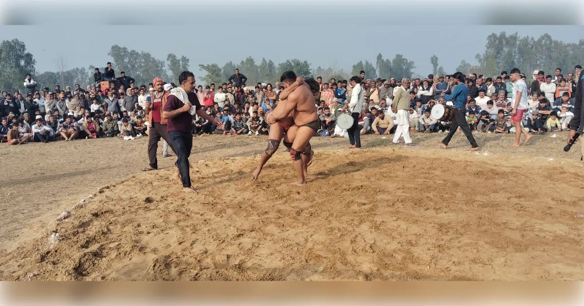 बसेड़ा के अखाड़े में पहलवानों ने दिखाया दम: उत्तराखंड के बिलाल ने बघरा के राजा को दी पटकनी, उमड़ा जनसैलाब