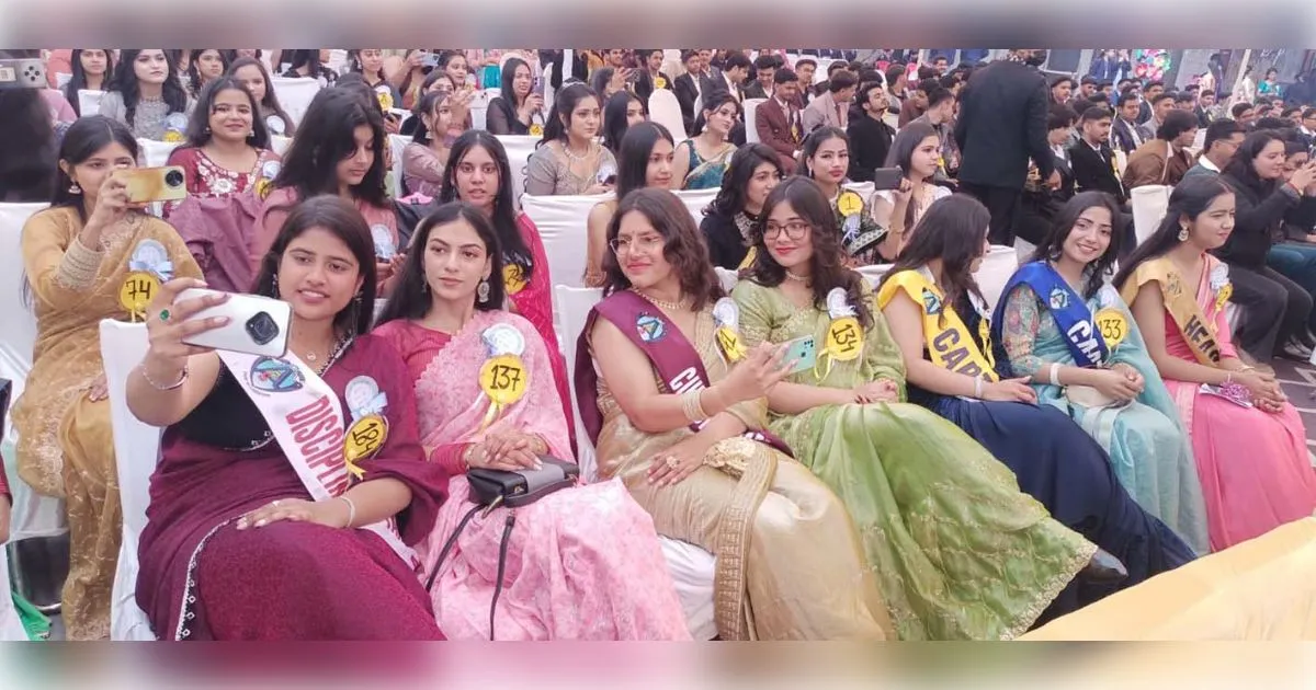 आशा मॉडर्न स्कूल में विदाई समारोह की धूम: कक्षा 12 के छात्र-छात्राओं को नृत्य और संगीत के साथ दी गई 'फेयरवेल'