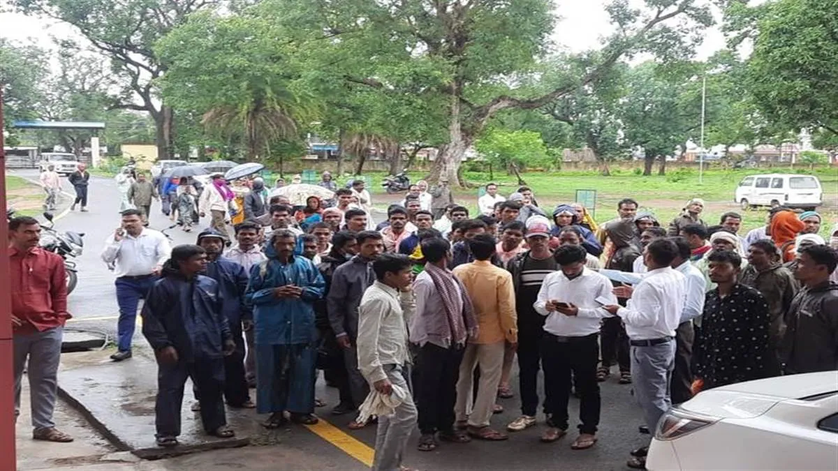 महोबा में शव दफनाने को लेकर विवाद, भाजपा नेता समेत 17 पर शांति भंग की कार्रवाई