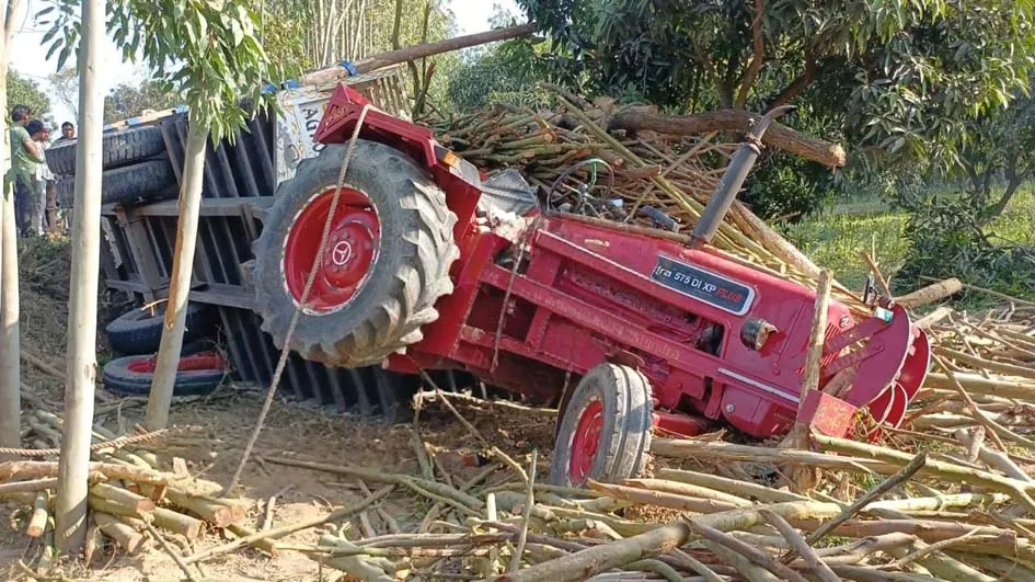 सहारनपुर: लकड़ियों से भरी ट्रैक्टर ट्रॉली पलटी, युवक की मौत
