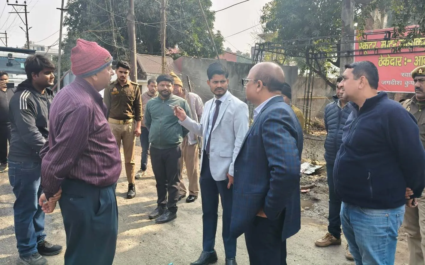 सहारनपुर: नगरायुक्त शिपू गिरि ने हकीकत नगर में सीएम ग्रिड सड़क निर्माण का किया निरीक्षण, तुरंत कार्य पूरा करने के दिए निर्देश