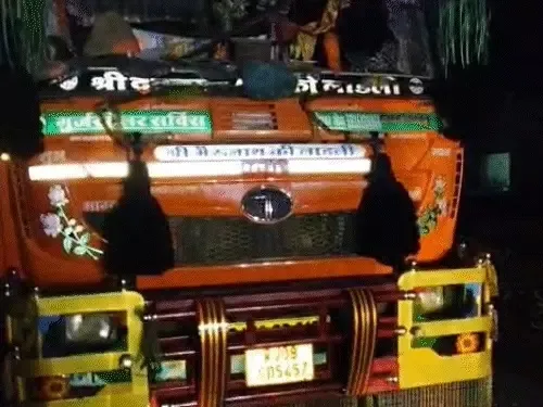 ट्रेलर ने बाइक सवार परिवार को कुचला, तीन बच्चों की मौत-पिता गंभीर