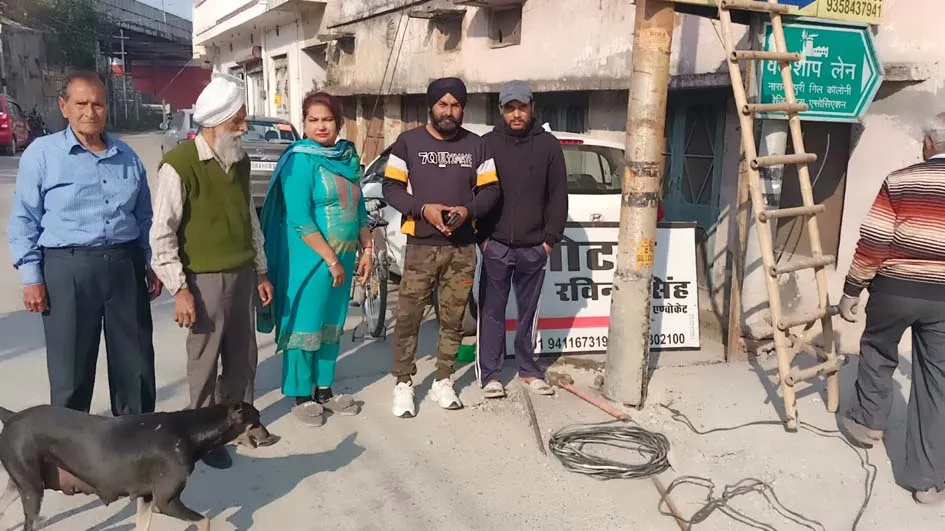 सहारनपुर: गिल कॉलोनी में जर्जर बिजली खंभा, लोग हादसे की आशंका से परेशान