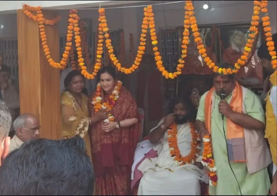 कन्नौज: अपर्णा यादव ने ब्रह्मलीन देव शरण नंद महाराज की मूर्ति का किया अनावरण