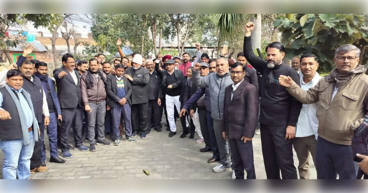 तहसील खतौली में भ्रष्टाचार के विरुद्ध अधिवक्ताओं का आंदोलन सातवें दिन भी प्रचंड: आर-पार की जंग का ऐलान, लखनऊ कूच की तैयारी