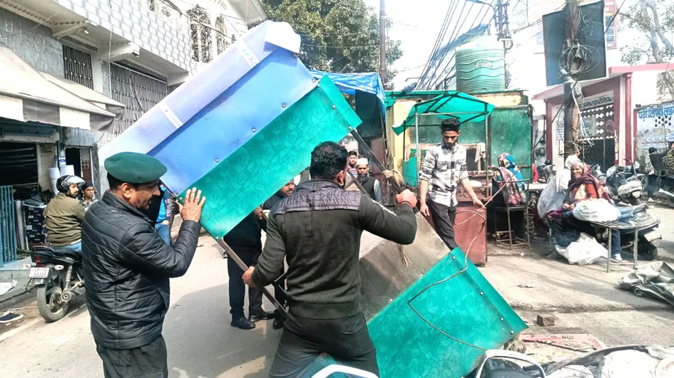 सहारनपुर: जेबीएस कॉलेज से पक्का बाग तक नगर निगम ने अतिक्रमण हटाओ अभियान चलाया, दुकानदारों से वसूला जुर्माना