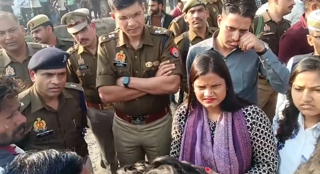 फिरोजाबाद में निर्माणाधीन मकान का लिंटर गिरा, बच्ची की मौत, 13 लाेग घायल