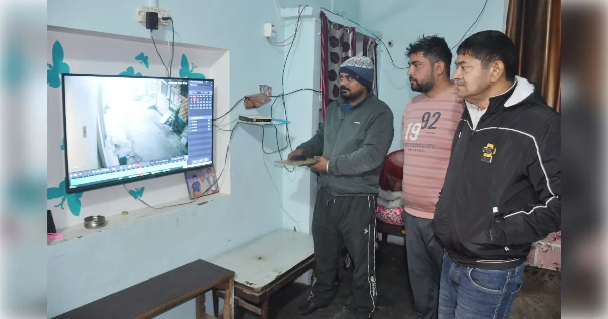 शामली में कार सवार बदमाशों का तांडव: बंद मकान पर ताबड़तोड़ फायरिंग से दहला मोहल्ला, CCTV में कैद हुई वारदात