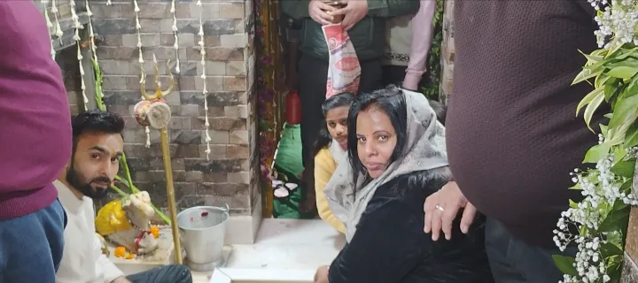 कैराना में महाशिवरात्रि पर उमड़ा आस्था का सैलाब, बरखंडी महादेव मंदिर में जलाभिषेक के लिए लगी श्रद्धालुओं की लंबी कतारें