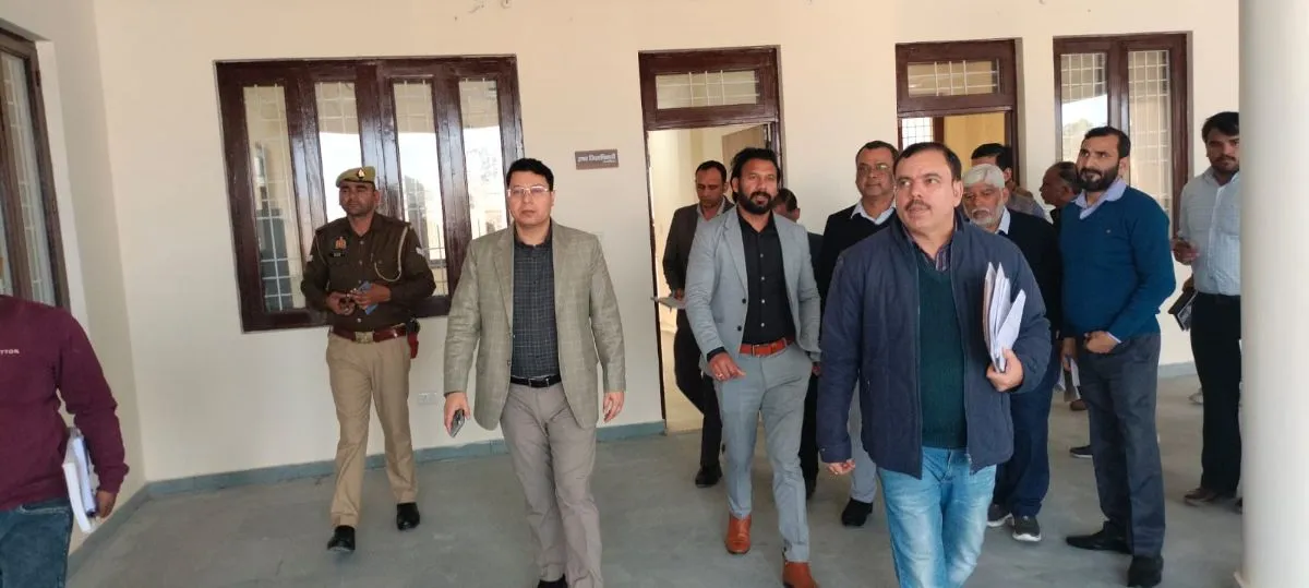 शामली में प्रशासनिक कसावट: आयुक्त डॉ. रुपेश कुमार ने किया तहसील और कलेक्ट्रेट का औचक निरीक्षण, फाइलों के रखरखाव पर दिया जोर