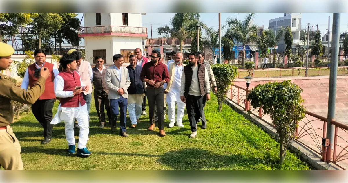 डीएम शामली का तूफानी दौरा: एमआरएफ सेंटर के घटिया निर्माण पर बिफरे जिलाधिकारी, निर्माण कंपनी का भुगतान रोकने के आदेश