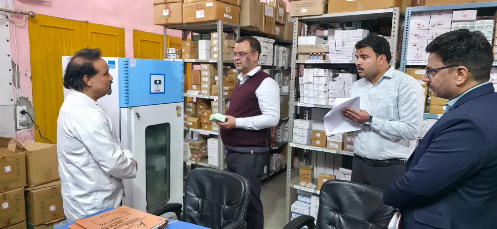 शामलीः थानाभवन सामुदायिक स्वास्थ्य केंद्र का अपर जिलाधिकारी ने किया निरीक्षण