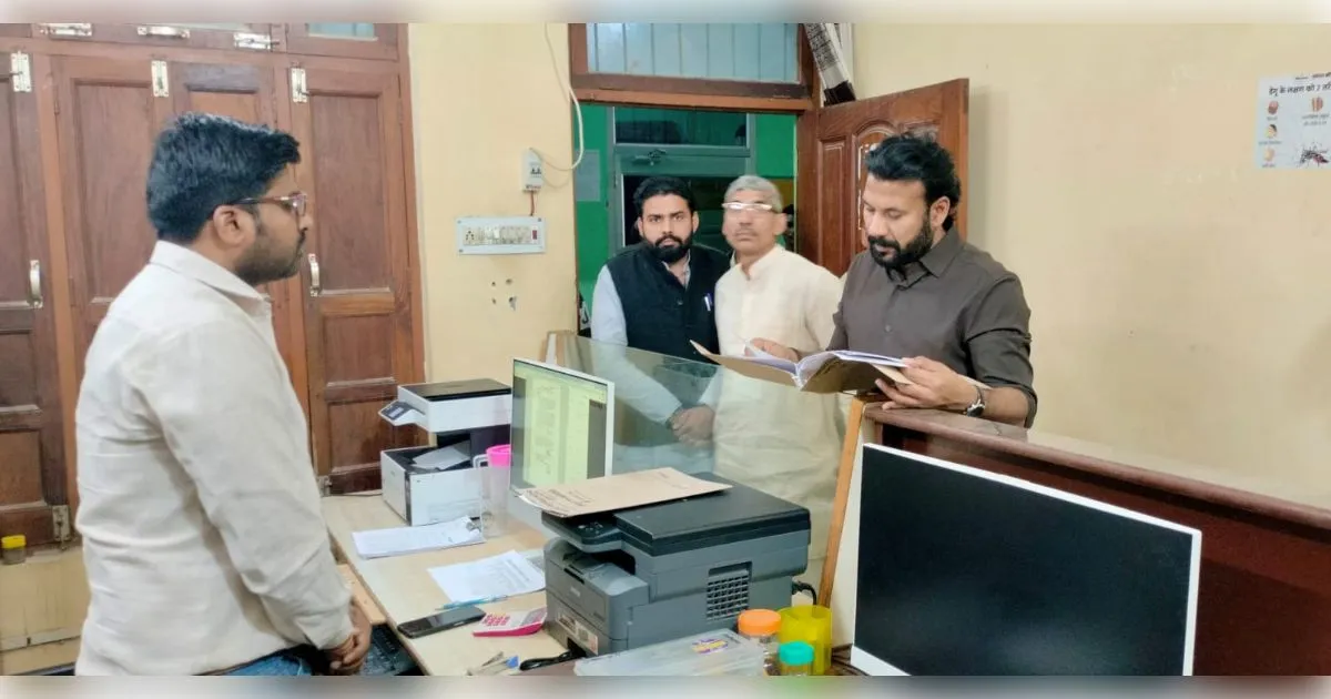 शामली डीएम का ताबड़तोड़ एक्शन: तीन नगर पंचायतों और ब्लॉक कार्यालय का किया औचक निरीक्षण