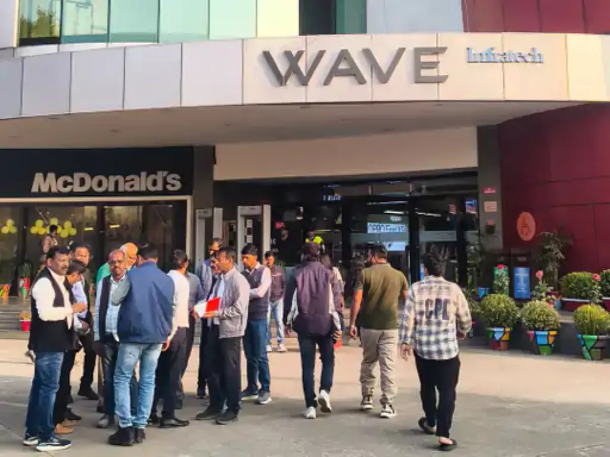 लखनऊ के वेव मॉल पर एलडीए का 'चाबुक': पार्किंग में मिली 50 से अधिक अवैध दुकानें, फीते से नापा गया कोना-कोना