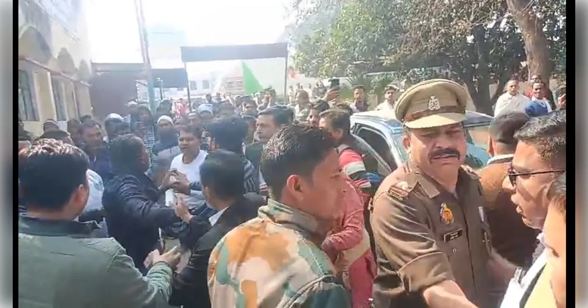 मुज़फ्फरनगर में बार संघ के नवनिर्वाचित अध्यक्ष को बुरी तरह पीटा, अस्पताल में भर्ती, वकीलों ने आरोपी को जमकर धुना 