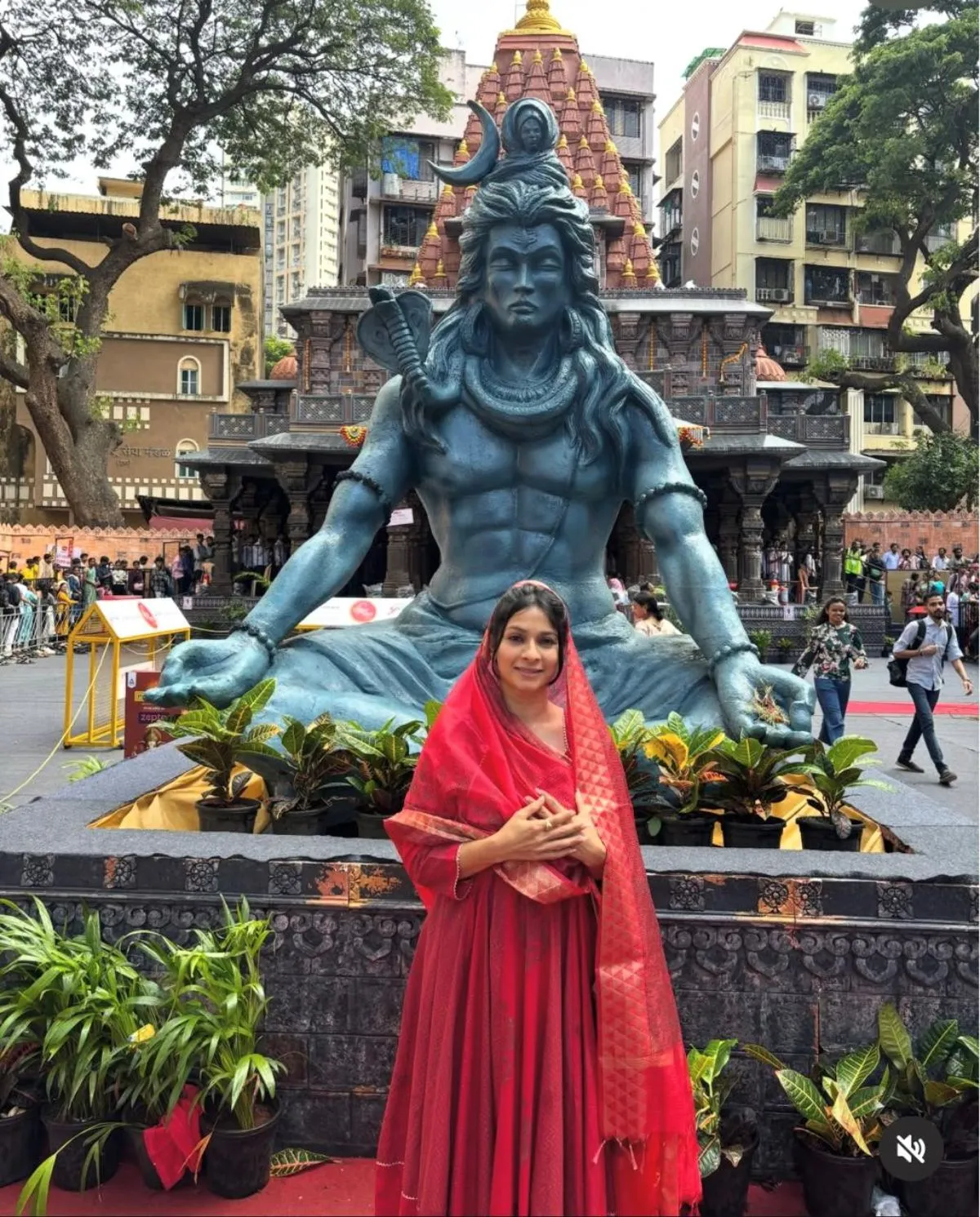 ग्लैमर की दुनिया में 'सत्यम शिवम सुंदरम' की गूँज: तनिषा मुखर्जी का सादगी भरा आध्यात्मिक अवतार