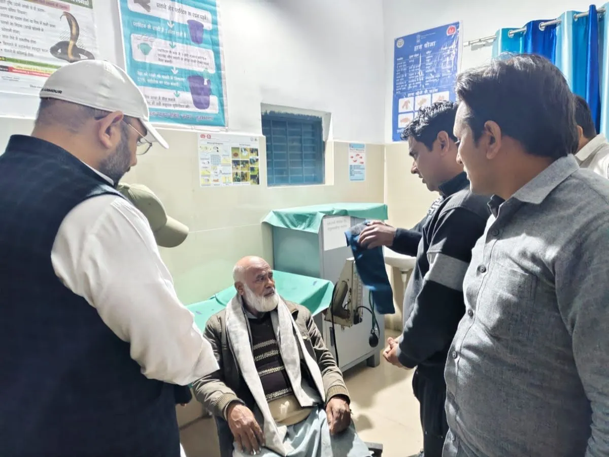 मुजफ्फरनगर: चरथावल विधायक पंकज मलिक ने दिखाई मानवता, घायल बुजुर्ग को अपनी गाड़ी से पहुँचाया अस्पताल