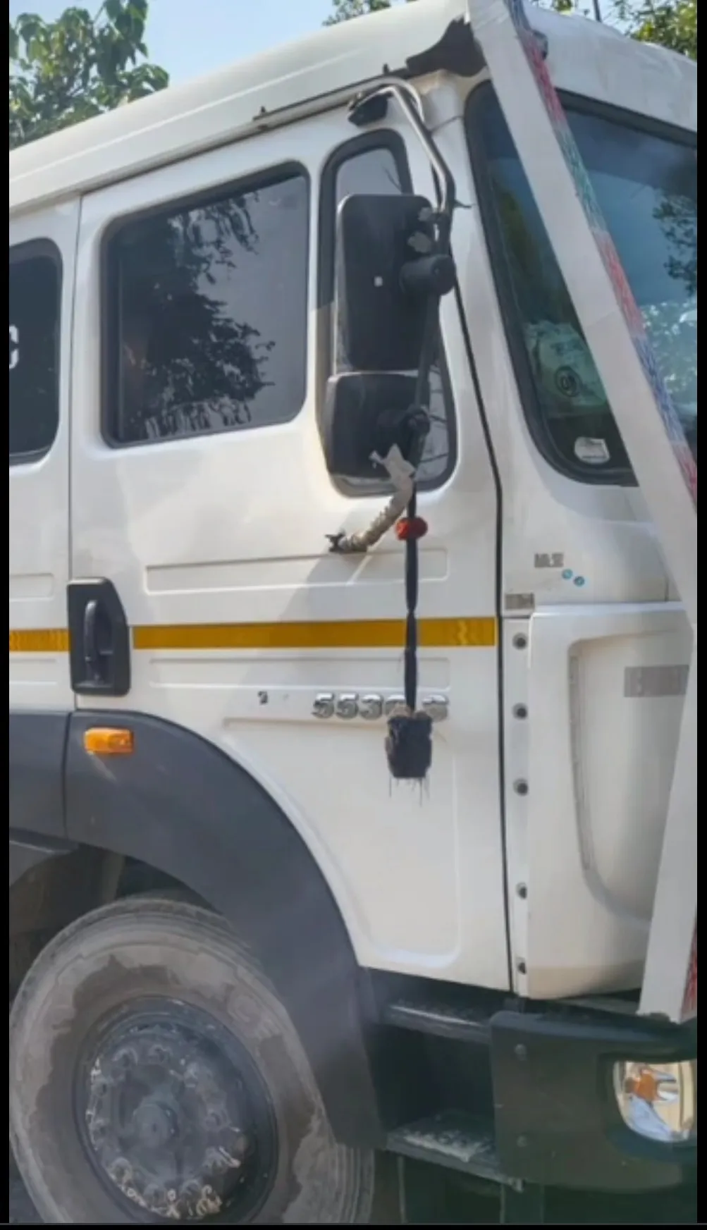 सहारनपुर: सरसावा पुलिस और राजस्व विभाग की बड़ी संयुक्त कार्रवाई; अवैध रेत से भरे दो 18-टायरा ट्रक सीज