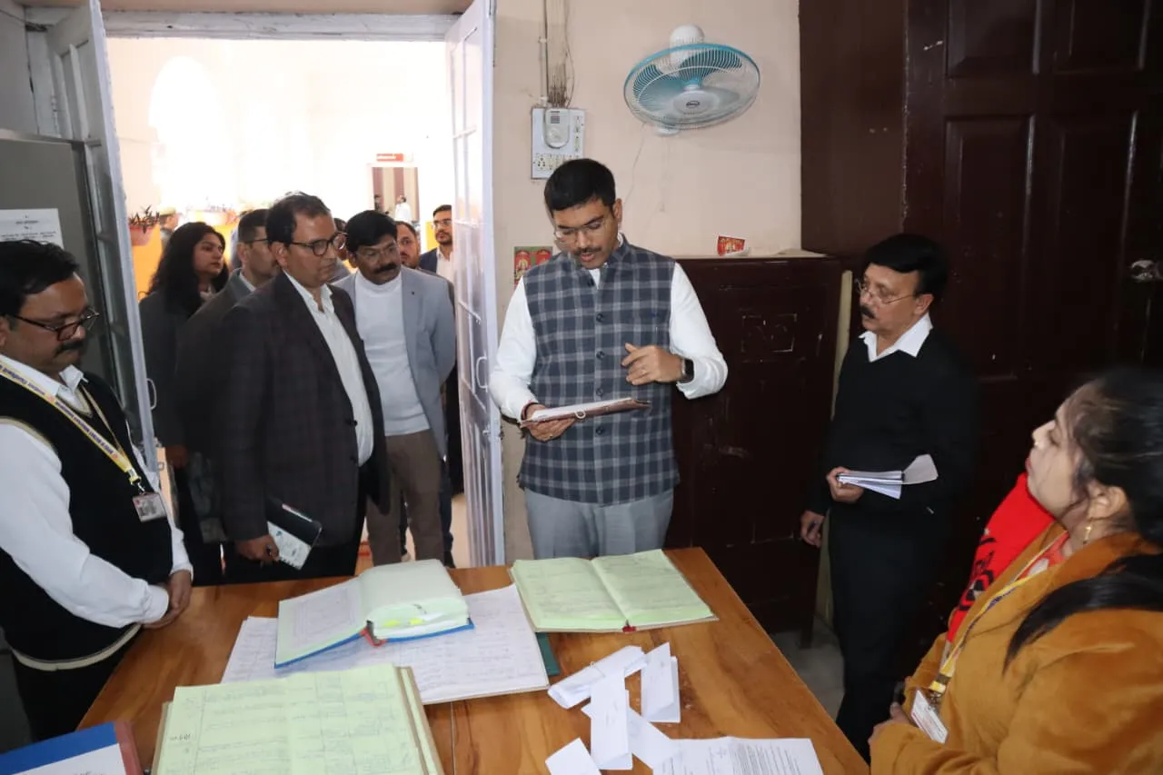 सहारनपुर में जिलाधिकारी मनीष बंसल ने कलेक्ट्रेट का निरीक्षण, कर्मचारियों को कड़े निर्देश