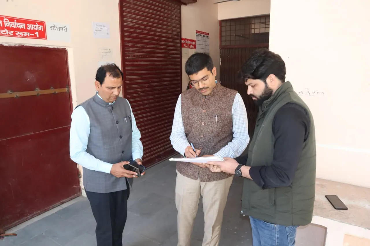 सहारनपुर: जिला निर्वाचन कार्यालय में EVM और वीवीपैट गोदाम का मासिक निरीक्षण