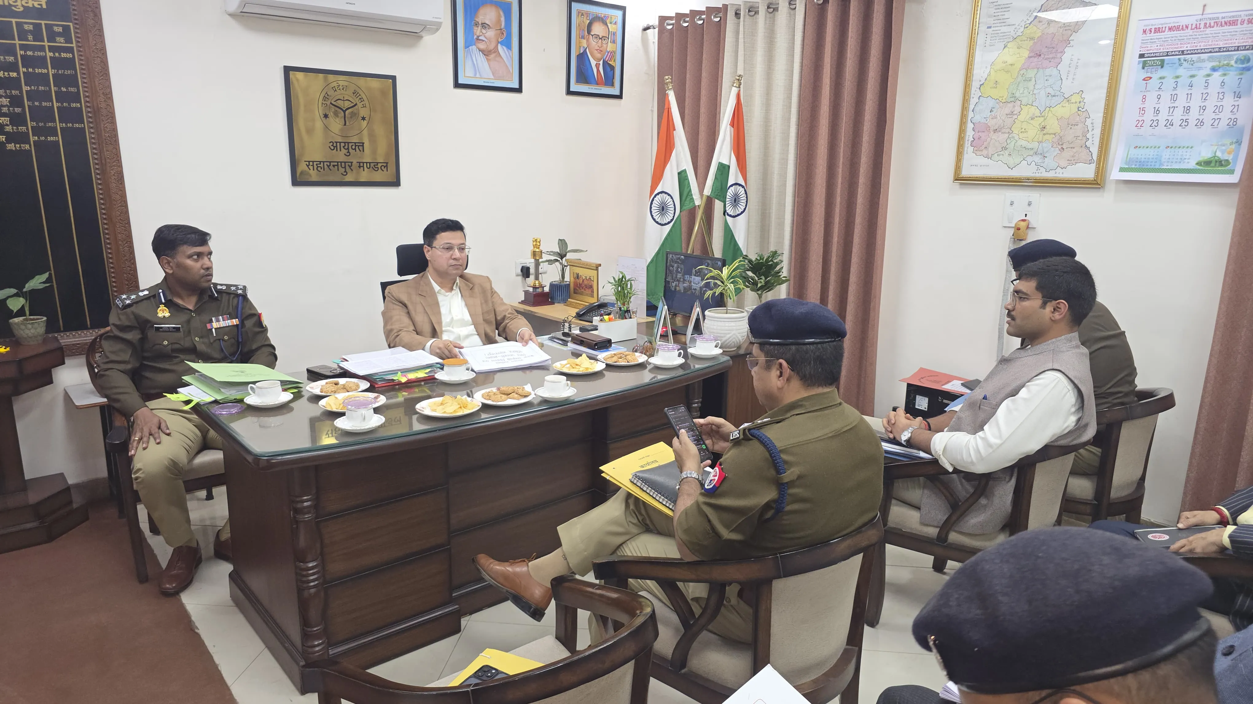 सहारनपुर में मंडलायुक्त डॉ. रूपेश कुमार ने होली एवं ईद से पूर्व कानून व्यवस्था की समीक्षा बैठक की