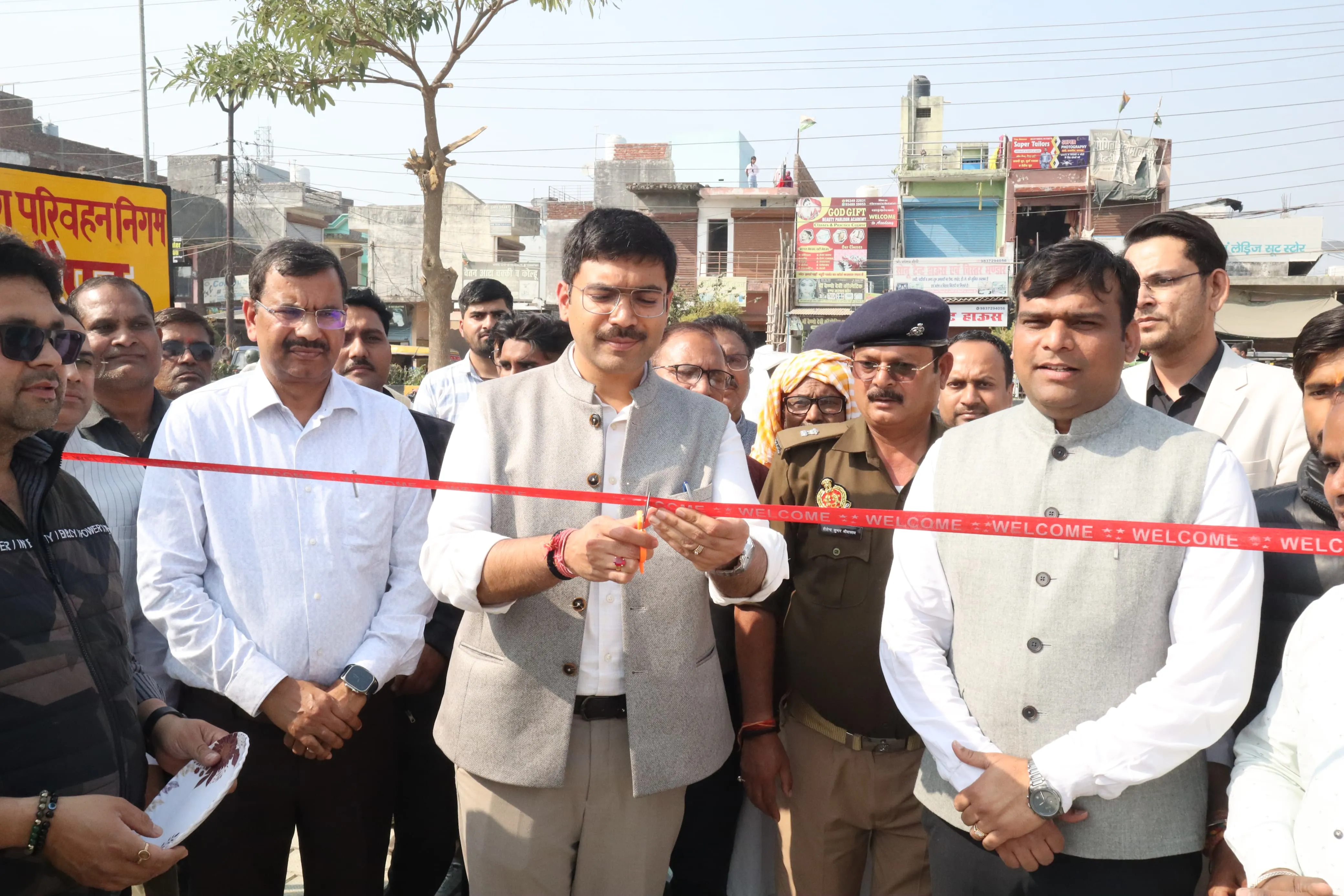 सहारनपुर : जिलाधिकारी द्वारा मानकमऊ में रोड़वेज बस स्टैण्ड का उद्घाटन करते हुए हरी झंडी दिखाकर निगम बसों का संचालन किया प्रारम्भ